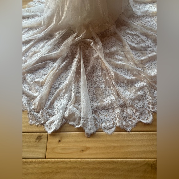 Beautiful brand new with tags Jasmine Couture wedding dress. Size 12. - Picture 2 of 10